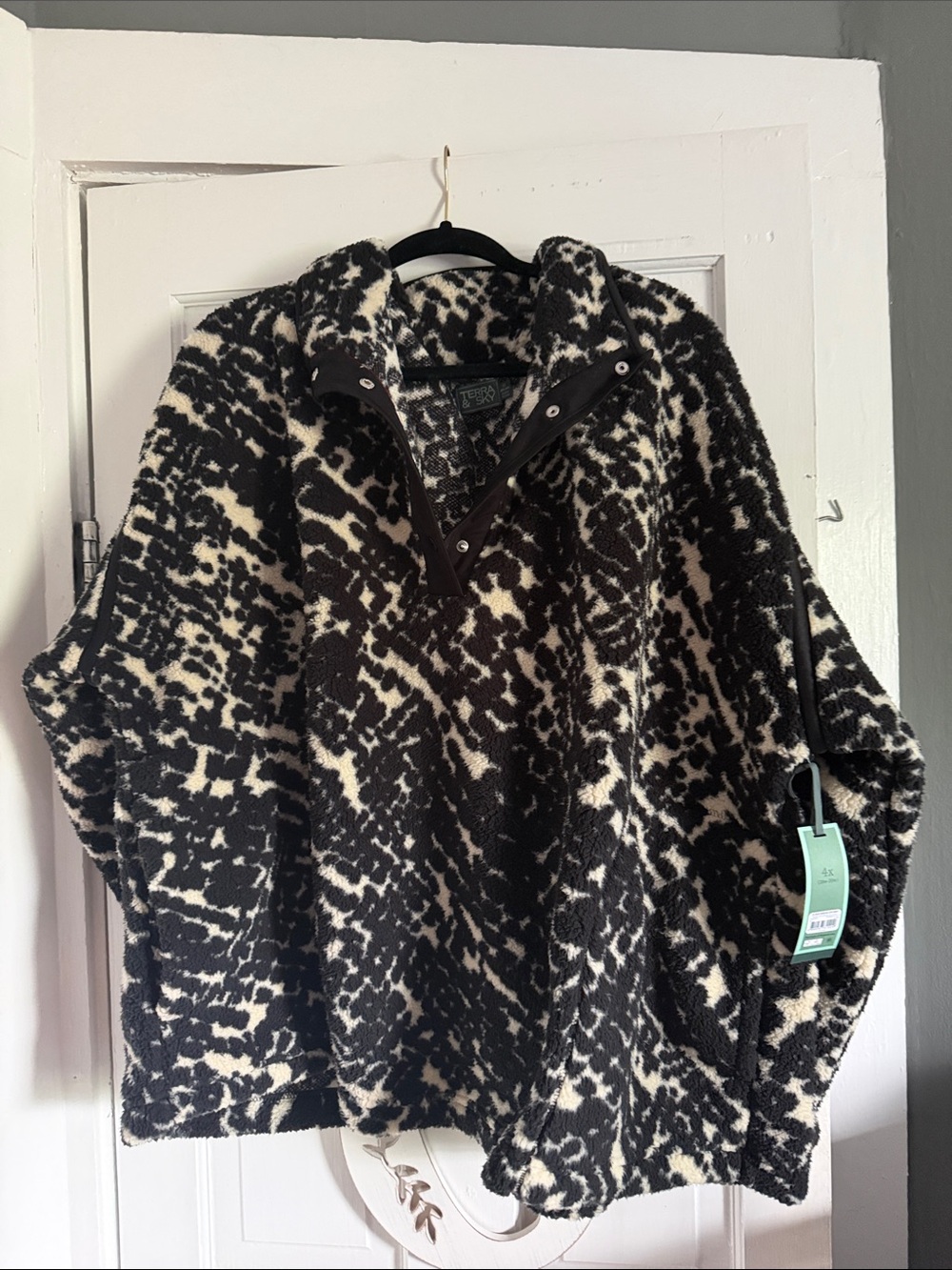 Terra & Sky Black and Cream Fuzzy Pullover Jacket